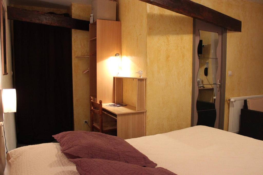 Auberge Du Bord Des Eaux - Demi-Pension Assuree Sur Reservation Saint-Amand-les-Eaux Exterior photo